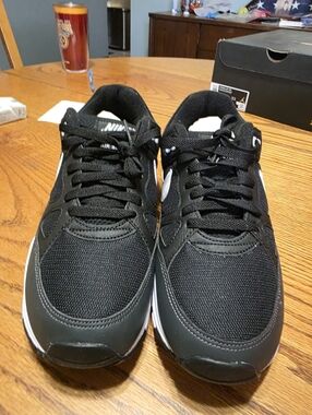 Nike Air Spain Men’s Black and White Low-Top Sneakers Size 10 New